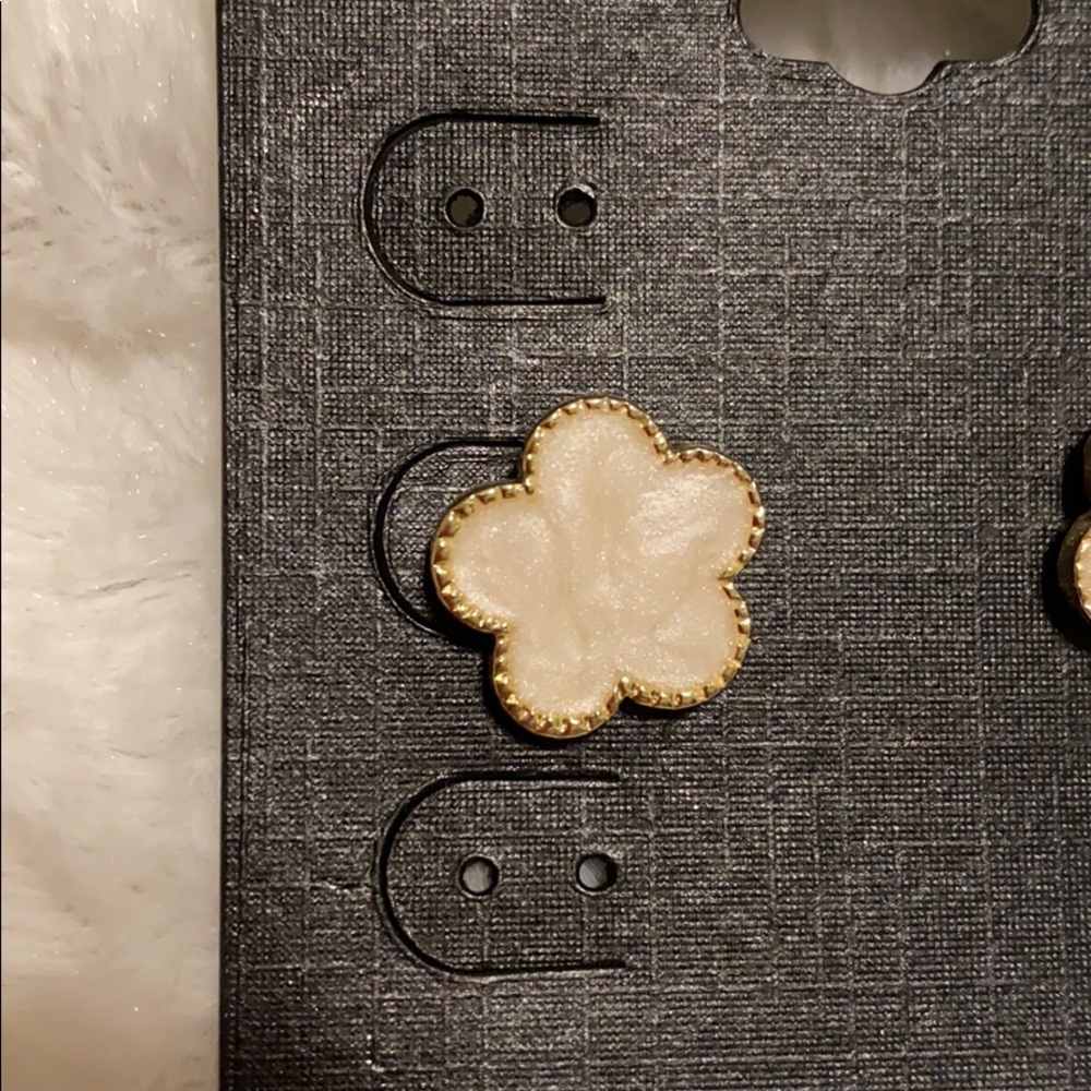 NWOT Mother of Pearl stud earrings - Picture 4 of 5